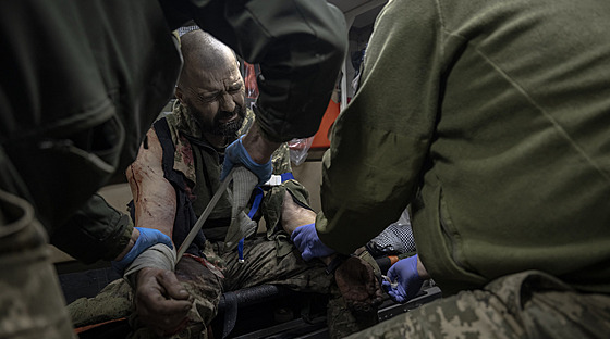 Zranný ukrajinský voják na avdijivské front (31. prosince 2023)