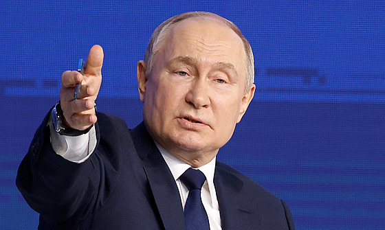 Ruský prezident Vladimir Putin pi setkání se svými spolupracovníky v...