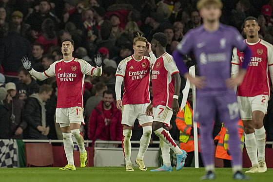 Fotbalisté Arsenalu se radují z gólu Gabriela Martinelliho (vlevo) v utkání...
