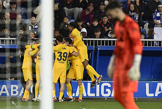 Fotbalisté Barcelony se radují z gólu Roberta Lewandowského proti Deportivu...