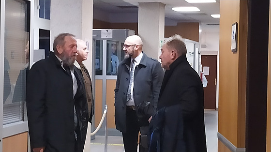 Milo Studenovský (uprosted) ped Okresním soudem v Ústí nad Labem. (5. února...