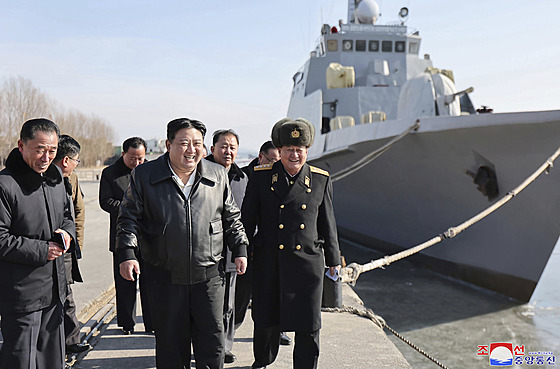 Severokorejský vdce Kim ong-un navtvuje lodnici Nampo v Severní Koreji....
