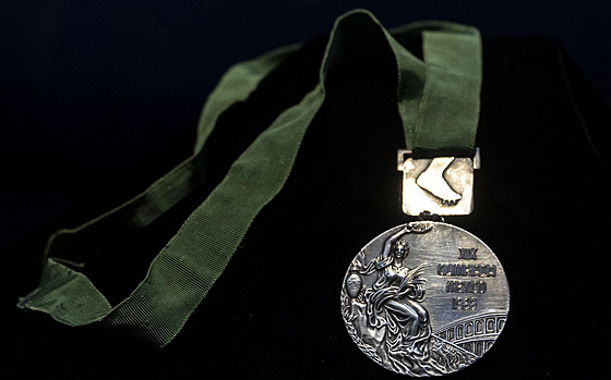 Zlatá olympijská medaile Boba Beamona, kterou legendární dálka získal svým...