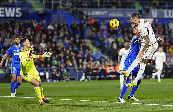Joselu (vpravo) z Realu Madrid stílí gól v zápase s Getafe.