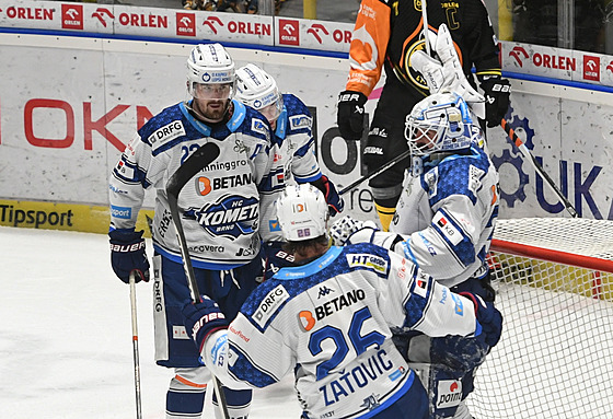 Hokejisté Komety Brno slaví výhru v Litvínov.