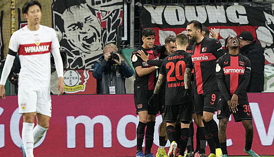 Fotbalisté Leverkusenu slaví gól Jonathana Taha.