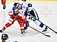 esk hokejistka Adla apovalivov v souboji se Sanni Rantalovou z Finska.