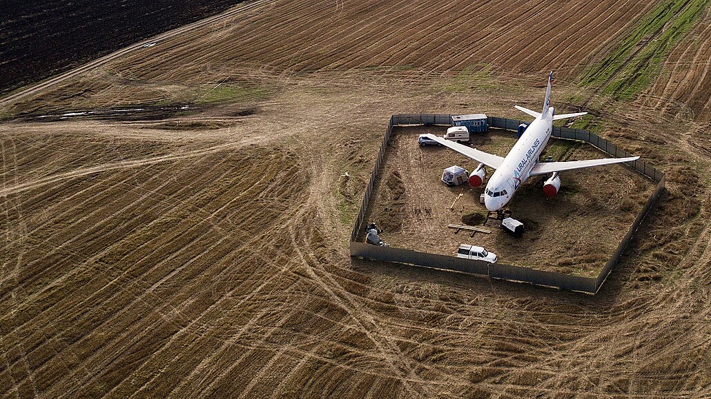 Airbus A320 spolenosti Ural Airlines na poli u Novosibirsku (13. íjna 2023)