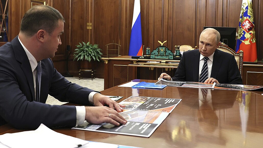 Ruský diktátor Vladimir Putin (vpravo) s úadujícím gubernátorem Omské oblasti...