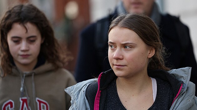 Greta Thunbergov ve tvrtek stanula ped londnskm soudem kvli obvinn z naruovn veejnho podku pi jnov demonstraci. (1. nora 2024)