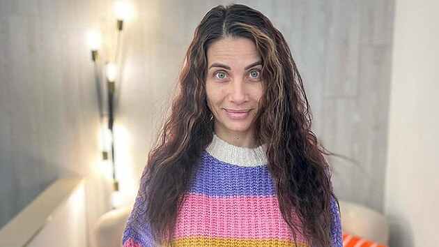 Eva Decastelo se ve 46 letech pochlubila fotkou bez make-upu (2024).