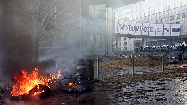 Belgit farmi protestuj v Bruselu. Ped budovou Evropskho parlamentu zaplili pneumatiky. (1. nora 2024)