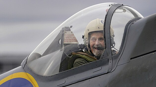 Britsk bval pilot Jack Hemmings se ve svch 102 letech poprv v ivot vznesl do vzduchu v letounu Spitfire. (5. nora 2024)