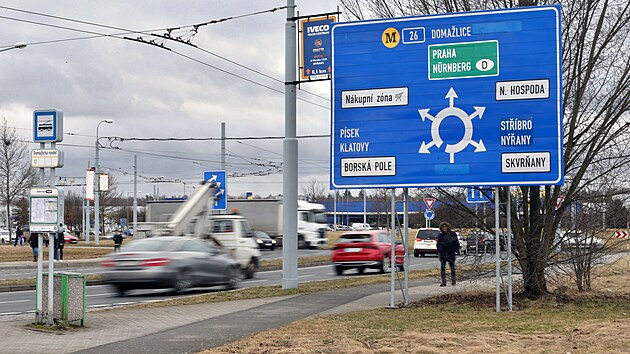 Kruhový objezd na domažlické výpadovce z Plzně má mít v budoucnu více pruhů, aby byl dostatečně průjezdný i pro automobily, které sem přivádí nový západní okruh Plzně. (1. února 2024)