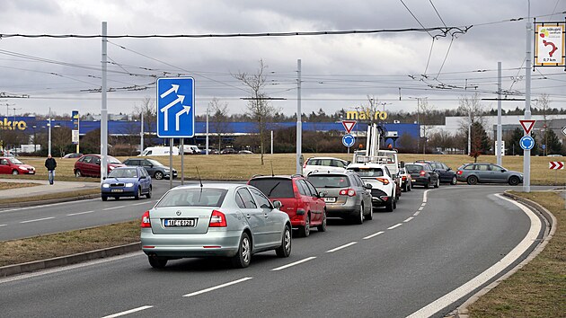 Kruhový objezd na domažlické výpadovce z Plzně má mít v budoucnu více pruhů, aby byl dostatečně průjezdný i pro automobily, které sem přivádí nový západní okruh Plzně. (1. února 2024)