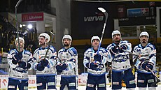 Hokejisté Komety Brno oslavují výhru v Litvínov.