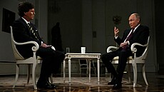 Ruský prezident Vladimir Putin hovoí bhem rozhovoru s americkým televizním...