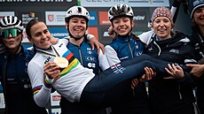 Juniorka Célia Geryová slaví zlatou medaili z cyklokrosového mistrovství svta...