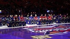 Hokejisté ekají na výbr týmu bhem Utkání hvzd NHL 2024 v Torontu.