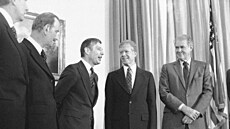Setkání v roce 1979: Dries van Agt (tetí zleva) hovoí s bývalým americkým...