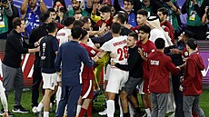 Katartí a írántí fotbalisté se pokorpili po semifinále mistrovství Asie.