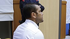 Brazilský fotbalista Dani Alves vypovídá ped soudem v Barcelon.