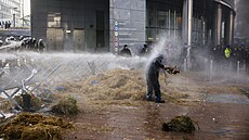 Belgití farmái protestují v Bruselu. Ped budovou Evropského parlamentu...