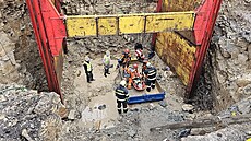 Hasii vytahovali jeábem zranného dlníka z výkopu v Kladn (9. února 2024)