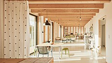 Devný bungalov s dispozicí 4+kk v Dobíi navrhli pro rodinu architekti Vít...