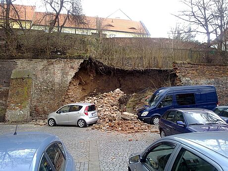 Ze poniila auta v Hradci Králové.