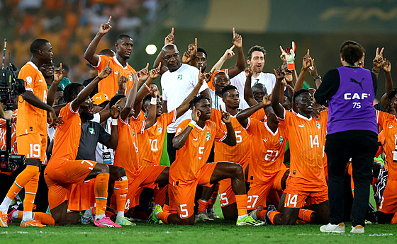 Fotbalisté Pobeí Slonoviny slaví triumf v Africkém poháru.