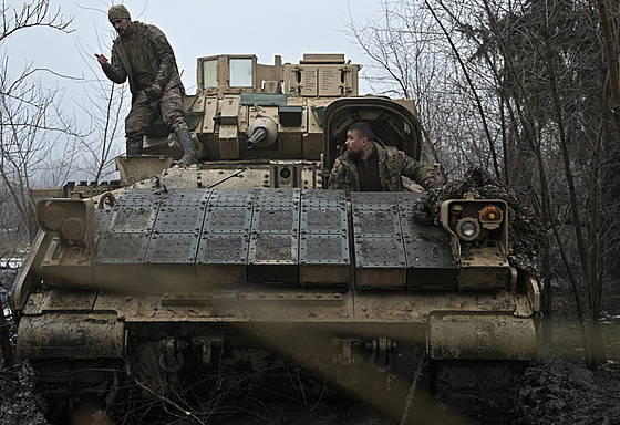 Ukrajintí vojáci ve vozidle Bradley u Avdijivky (11. února 2024)