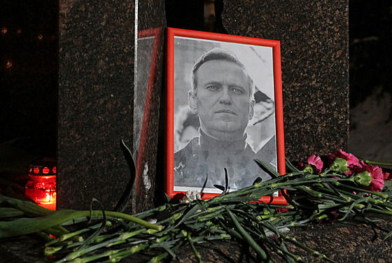 Lidé v Kazani pokládají kvtiny k památníku obtem politických represí po smrti...