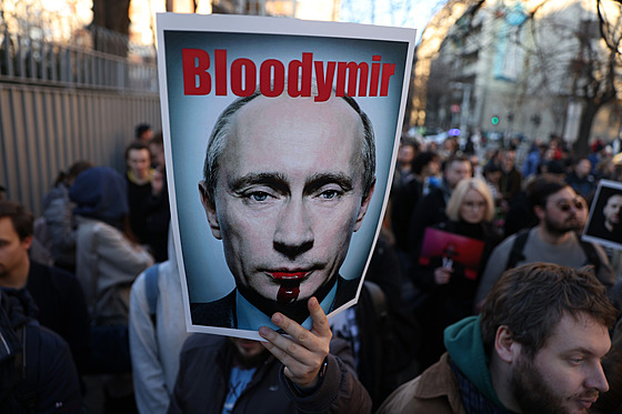 Mu drí transparent s ruským prezidentem Vladimirem Putinem bhem vigilie za...