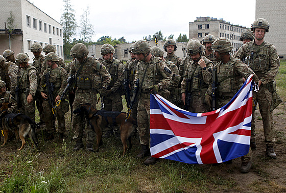 Lotyská národní garda a britská královská námoní pchota bhem cviení v...