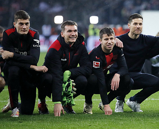eské trio z Leverkusenu (zleva) Patrik Schick, Matj Ková a Adam Hloek pi...