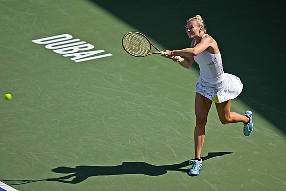 Kateina Siniaková odehrává míek v prvním kole turnaje v Dubaji.