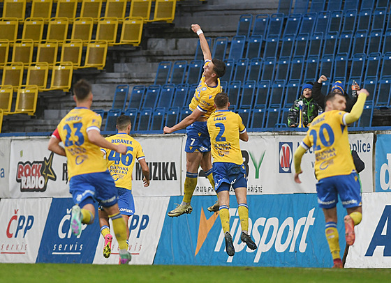 Daniel Fila (ve výkosku) slaví jeden ze svých dvou gól proti Zlínu.