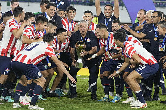 Paraguayský trenér Carlos Jara Saguier slaví se svými svenci postup do...