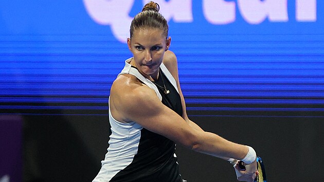 Karolna Plkov na turnaji v Dauh v utkn s Naomi sakaovou.