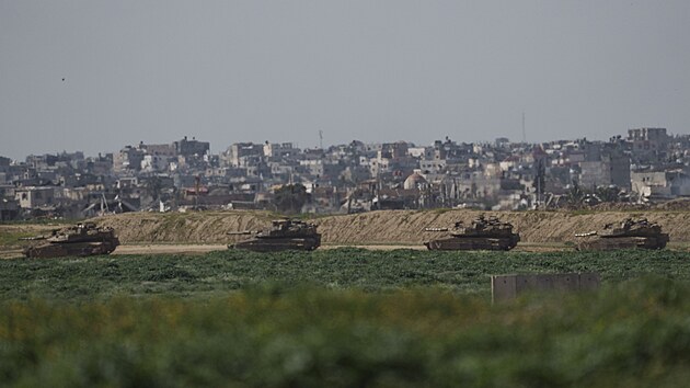 Izraelsk tanky se pohybuj v oblasti u hranic s Gazou. (15. nora 2024)