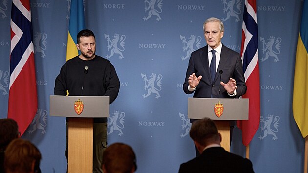 Ukrajinsk prezident Volodymyr Zelenskyj se bhem sv oficiln nvtvy Norskho krlovstv setkal s norskm premirem Jonasem Gahrem. (13. prosince 2023)