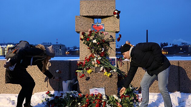 Lid pokldaj kvtiny k pamtnku obtem politickch repres po smrti ruskho opozinho pedka Alexeje Navalnho v Petrohrad. (16. nora 2024)