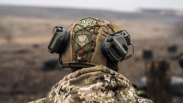 Ukrajinsk vojk bhem vcviku na ble neurenm mst v Donck oblasti na Ukrajin (13. nora 2024)