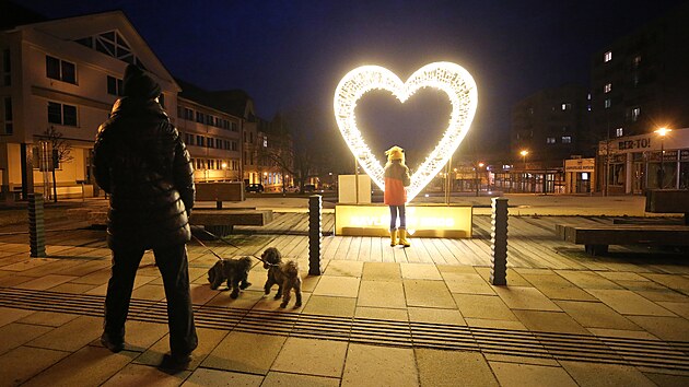 Na jedné straně vládne nadšení, na druhé je plastika označována za zbytečný kýč.