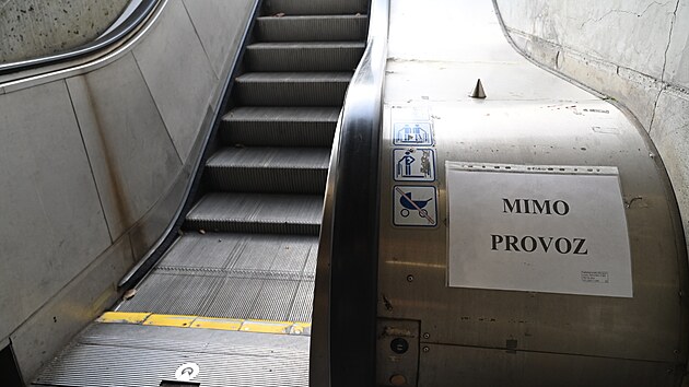 Ve zlínském podchodu na náměstí Práce nefunguje eskalátor ani výtah. (únor 2024)