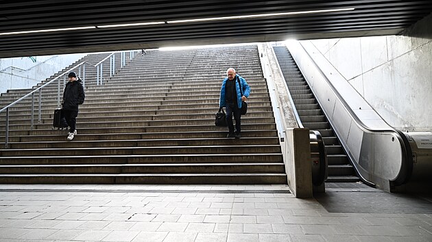 Ve zlínském podchodu na náměstí Práce nefunguje eskalátor, ani výtah. (únor 2024)