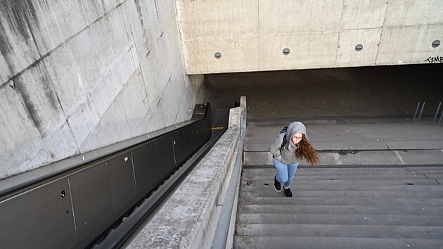 Ve zlínském podchodu na náměstí Práce nefunguje eskalátor ani výtah. (únor 2024)