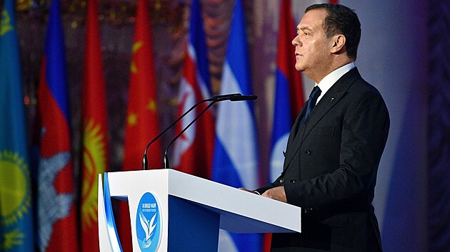 Bývalý ruský premiér, prezident a nynější místopředseda Rady bezpečnosti Ruské federace Dmitrij Medveděv na Ruskem pořádném mezinárodním fóru proti neokolonialismu (16. února 2024)