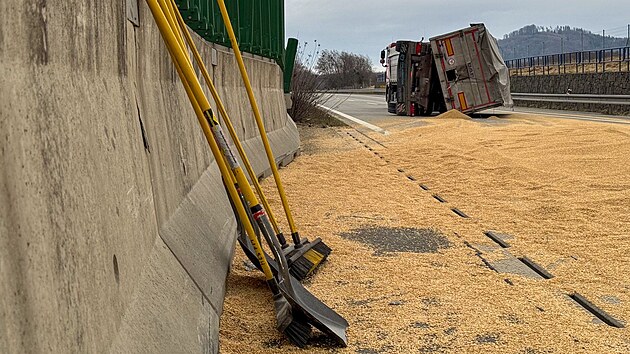 Likvidace nehody nákladního vozidla, ze kterého se na vozovku D48 u Frýdku-Místku vysypalo obilí. (19. února 2024)